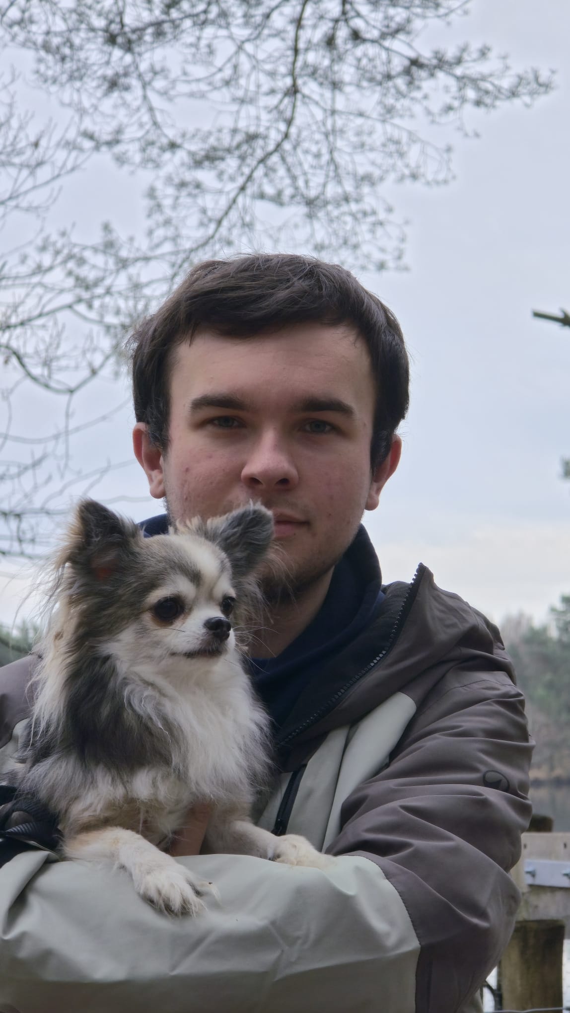 Portret van Kyan Collier met een van zijn honden